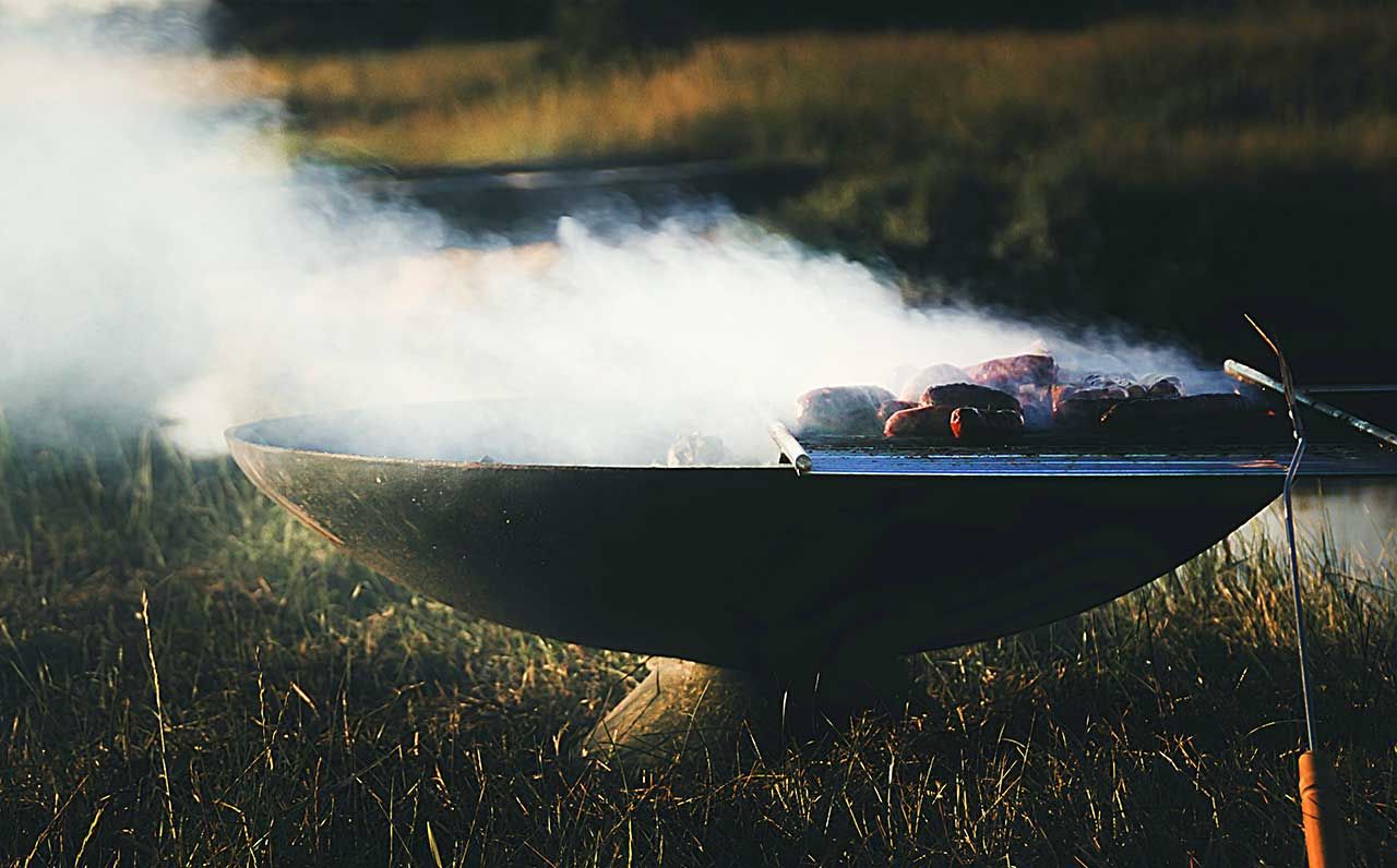 Des cuissons de brochettes et de légumes au brasero