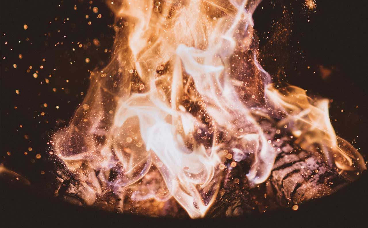 Le feu lancé dans un brasero avec un foyer ouvert