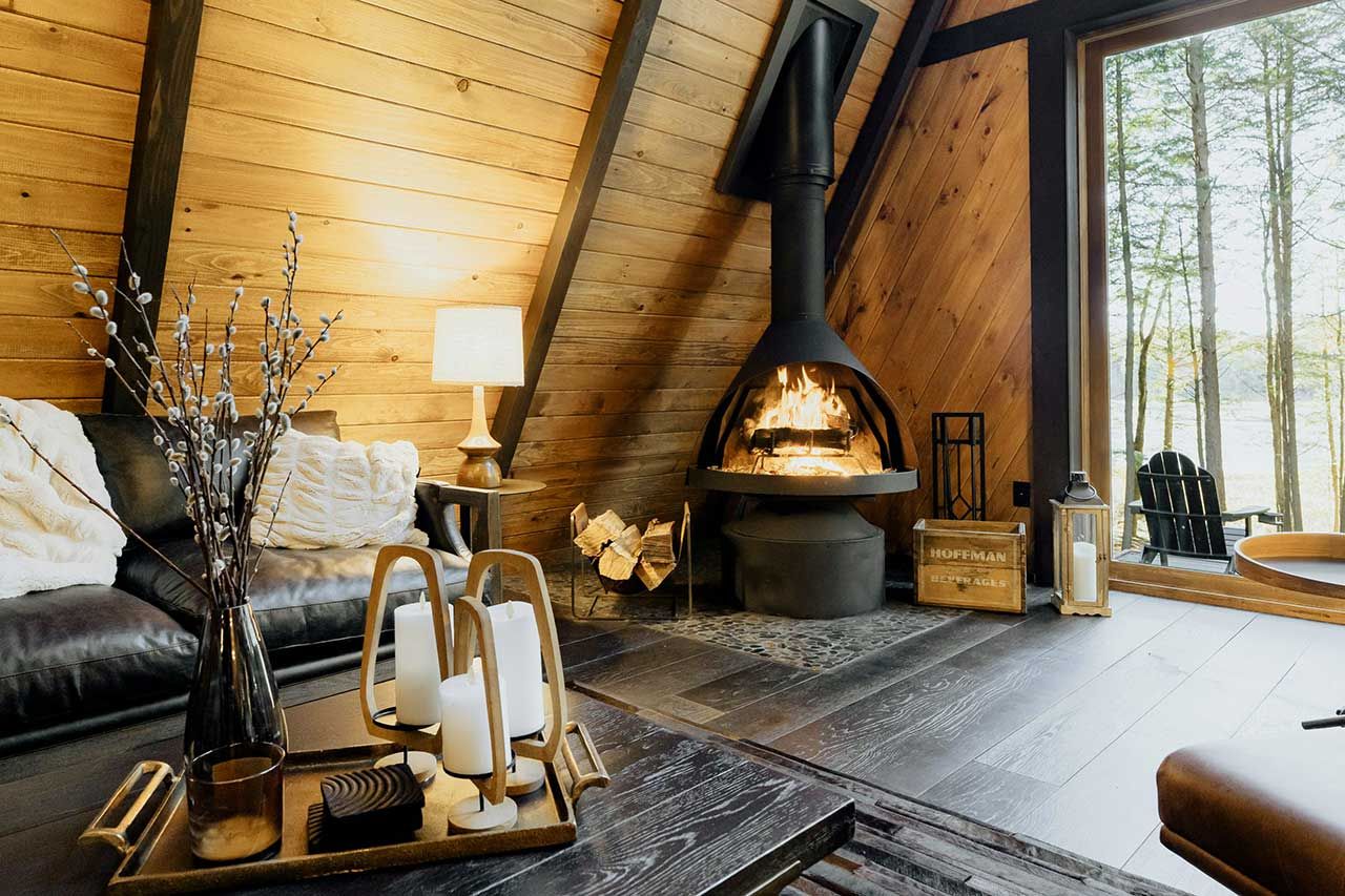 Une cheminée avec un bon feu de cheminée remplie de bûches