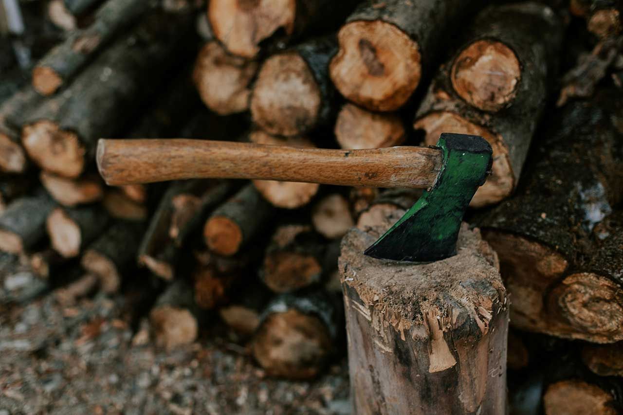 Une personne coupe son bois