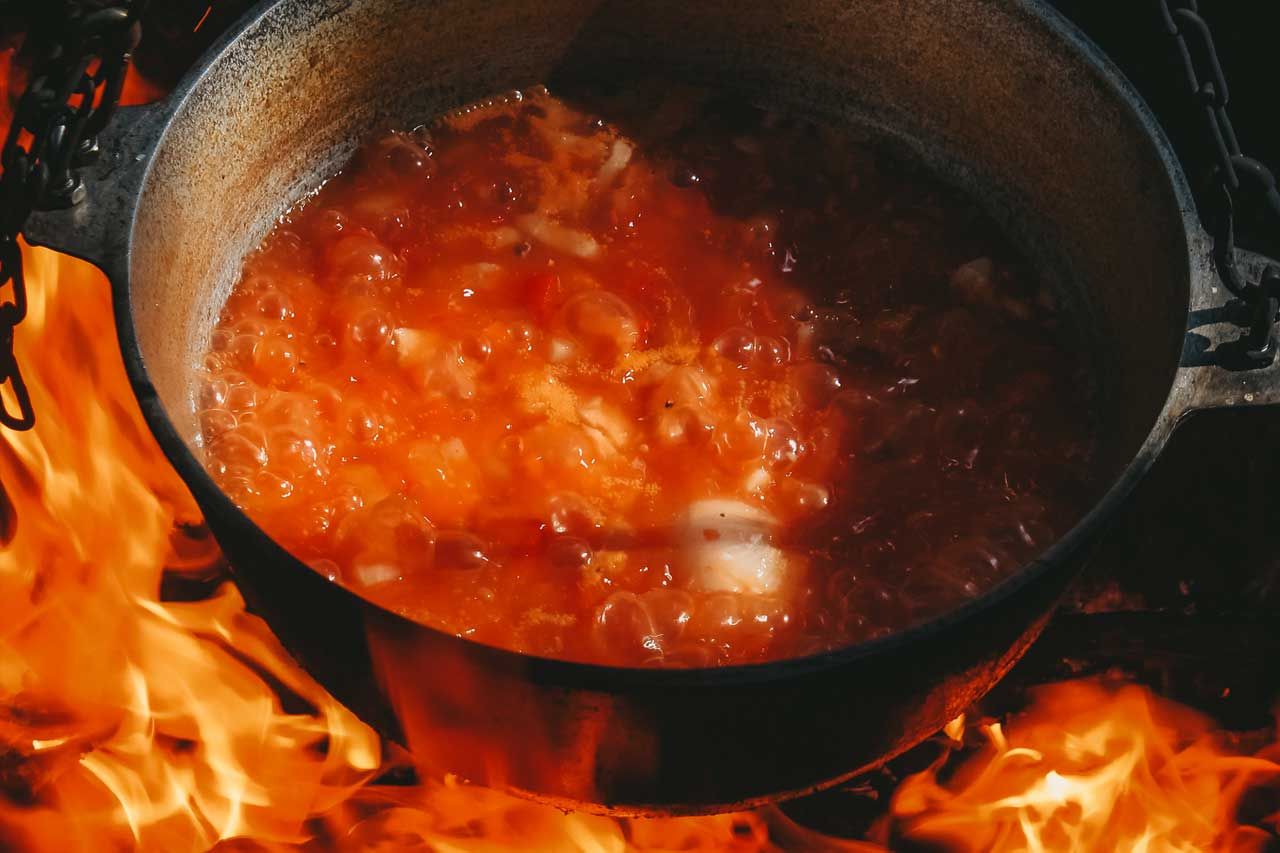 Cuisson mijotée au feu de bois de sauce tomate et haricots