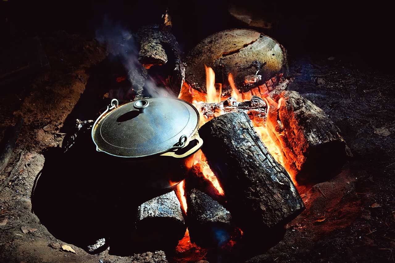 Cuisson à l'étouffée au feu de bois dans une marmite