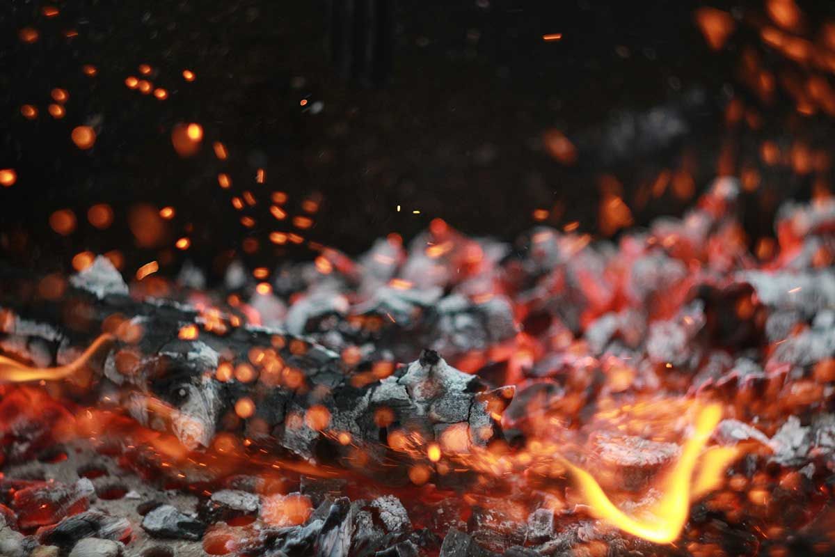 Les cendres d'un feu de bois