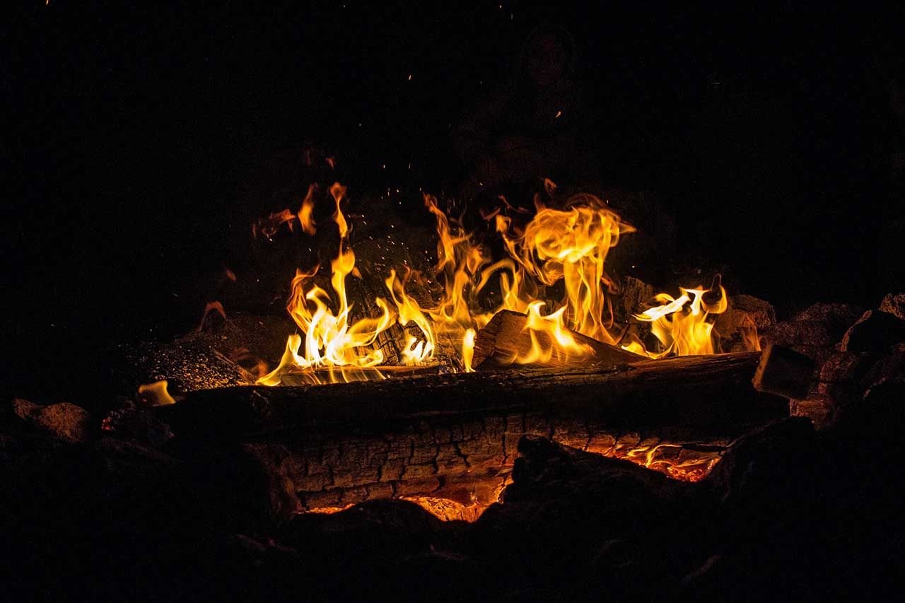 Un feu de cheminée de nuit