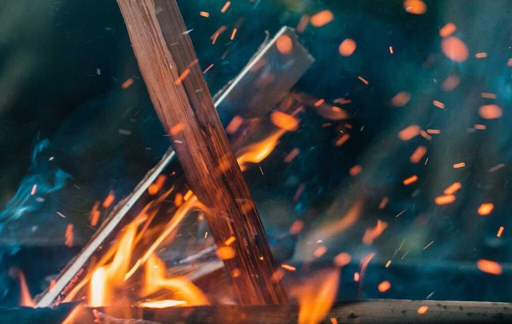 Un feu de bûches avec de la fumée
