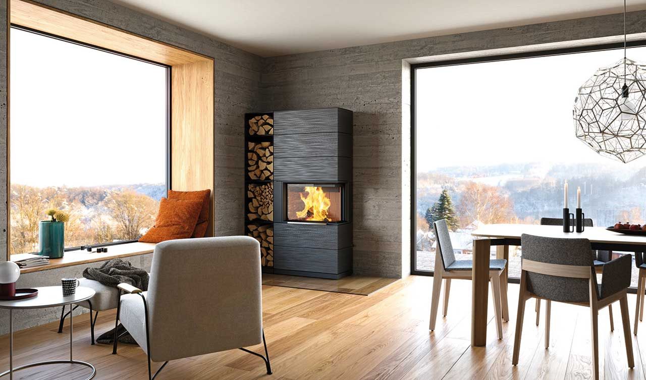 Un feu lancé dans un insert avec un panier à bûches design