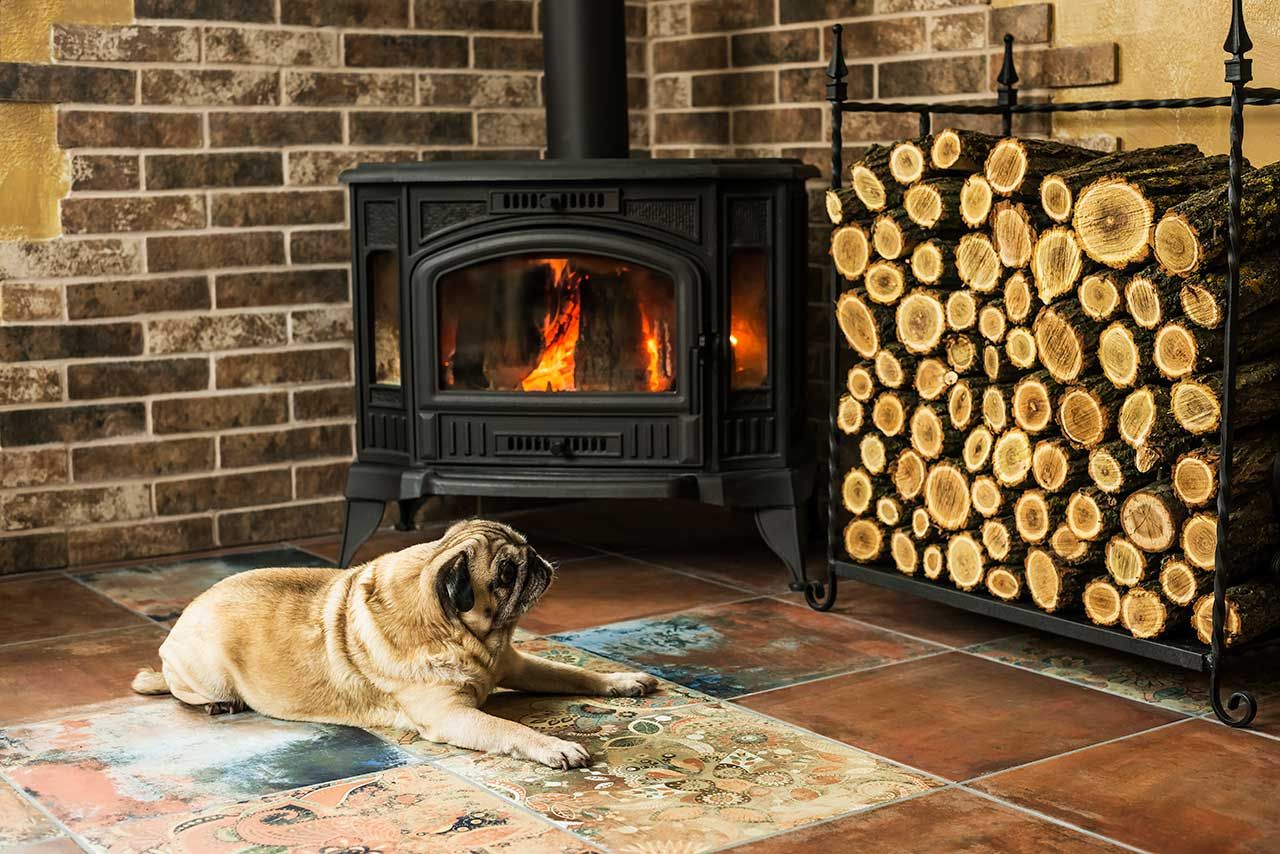 Poêle à bois avec un parement mural en pierre