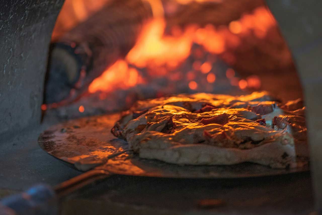 Une belle pizza qui sort du four à pizza