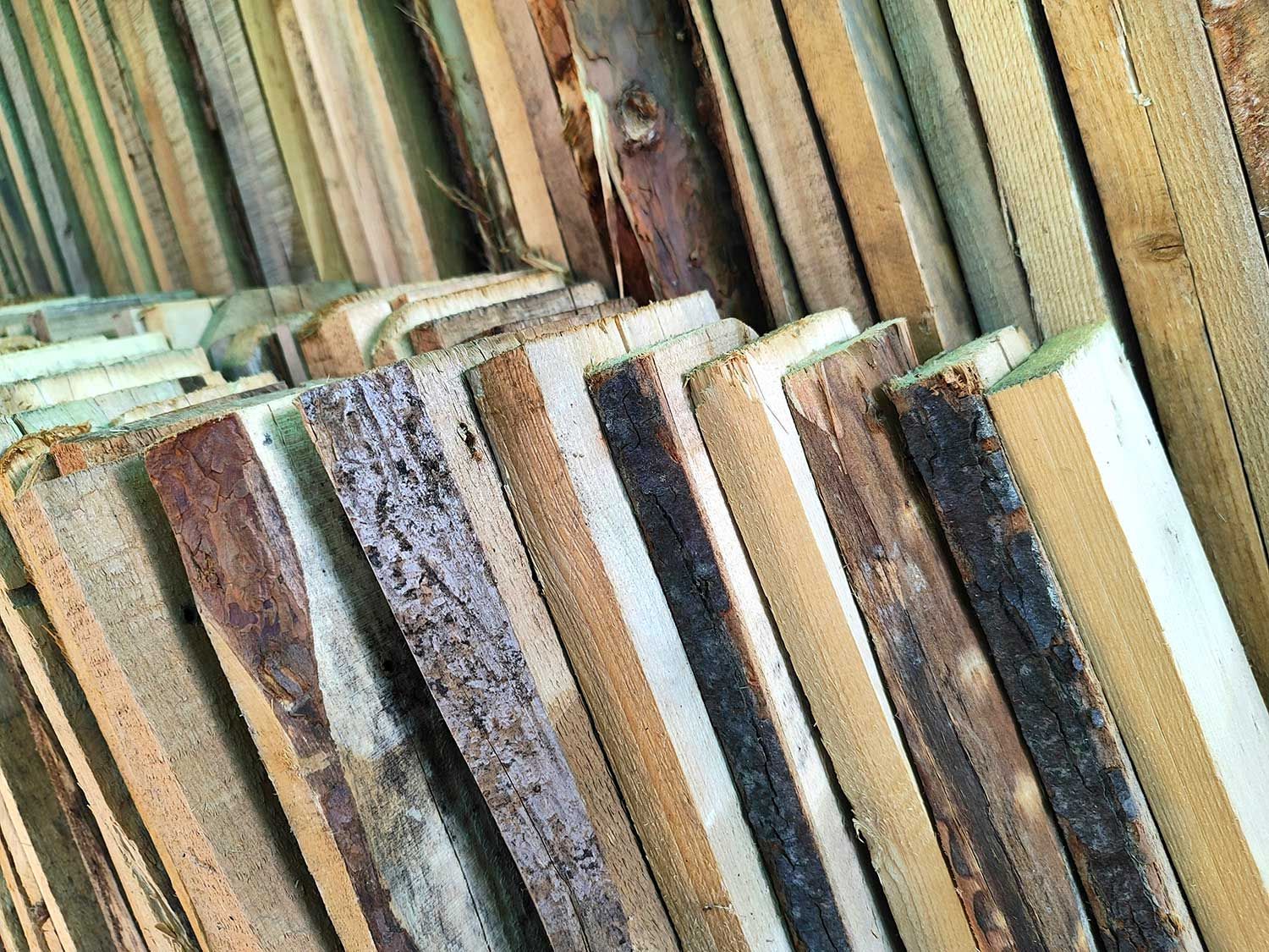 Planches de bois pour projets d'intérieur en menuiserie