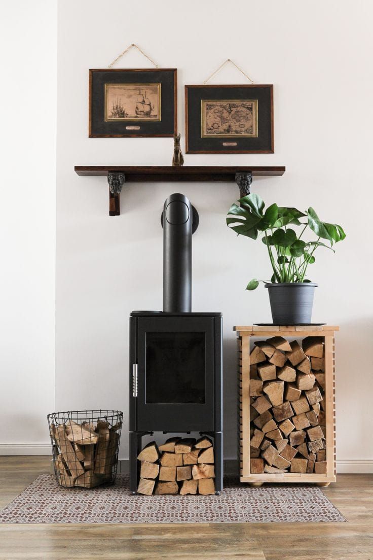 Poêle à bois avec un mur d'adossement aux tons beige