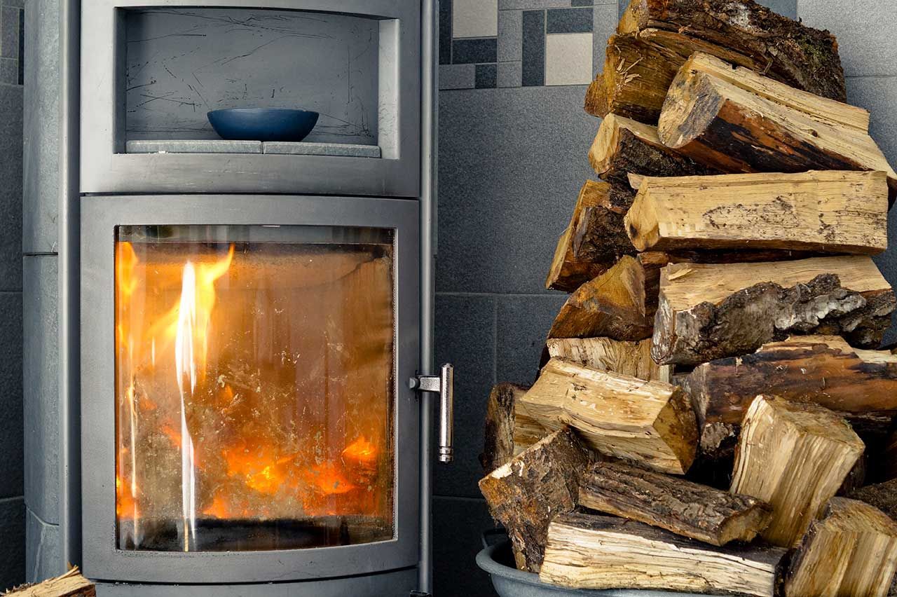 Poêle à bois avec parement mural en grès cérame