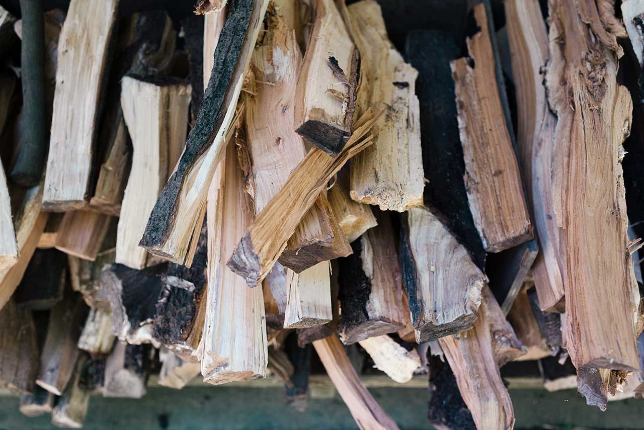 Un stock de bûches de bois de chauffage