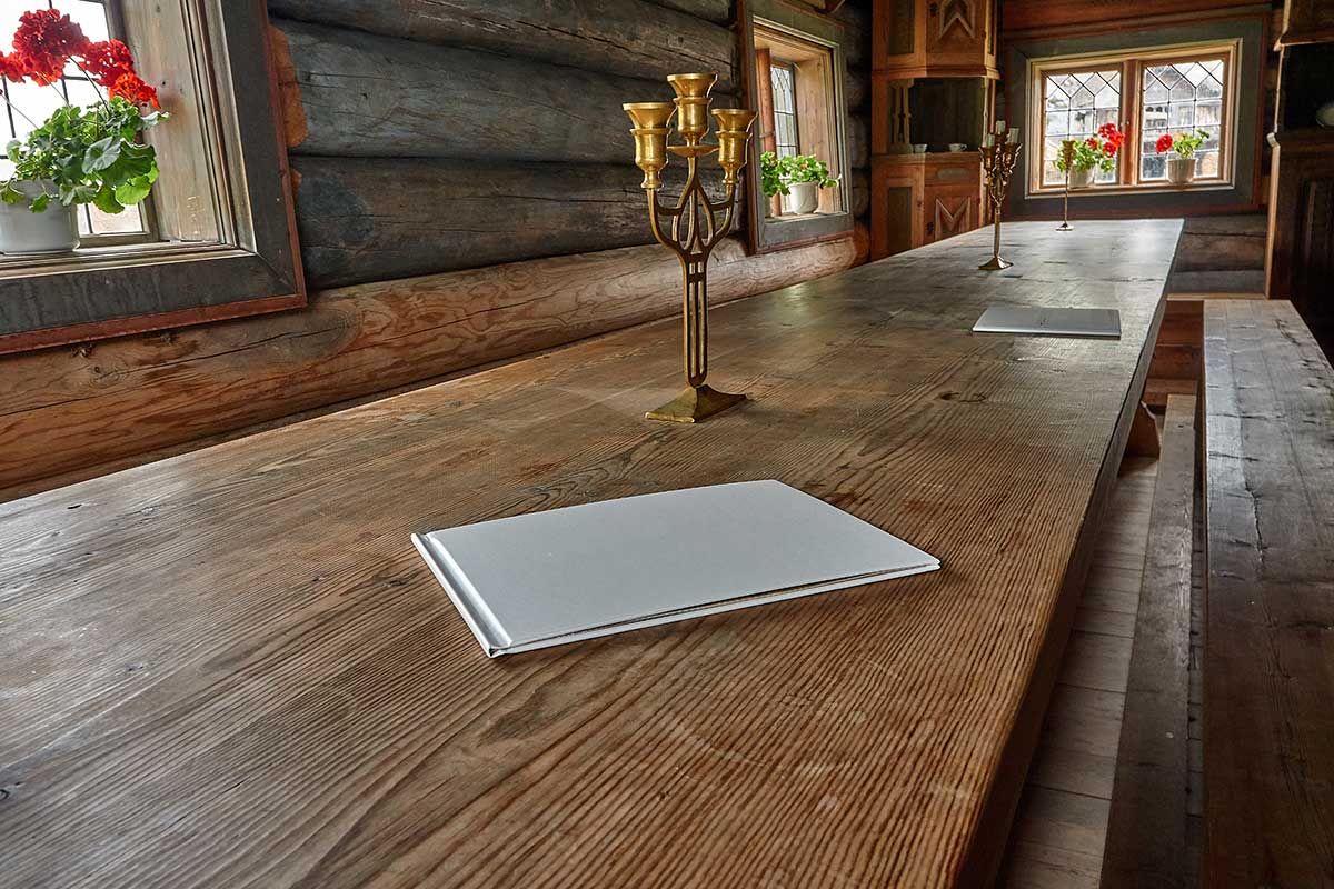 Un projet de grande table avec un grand plateau en bois